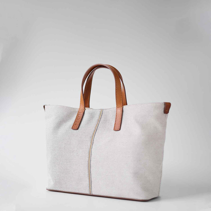 Cuoio, three quarter view